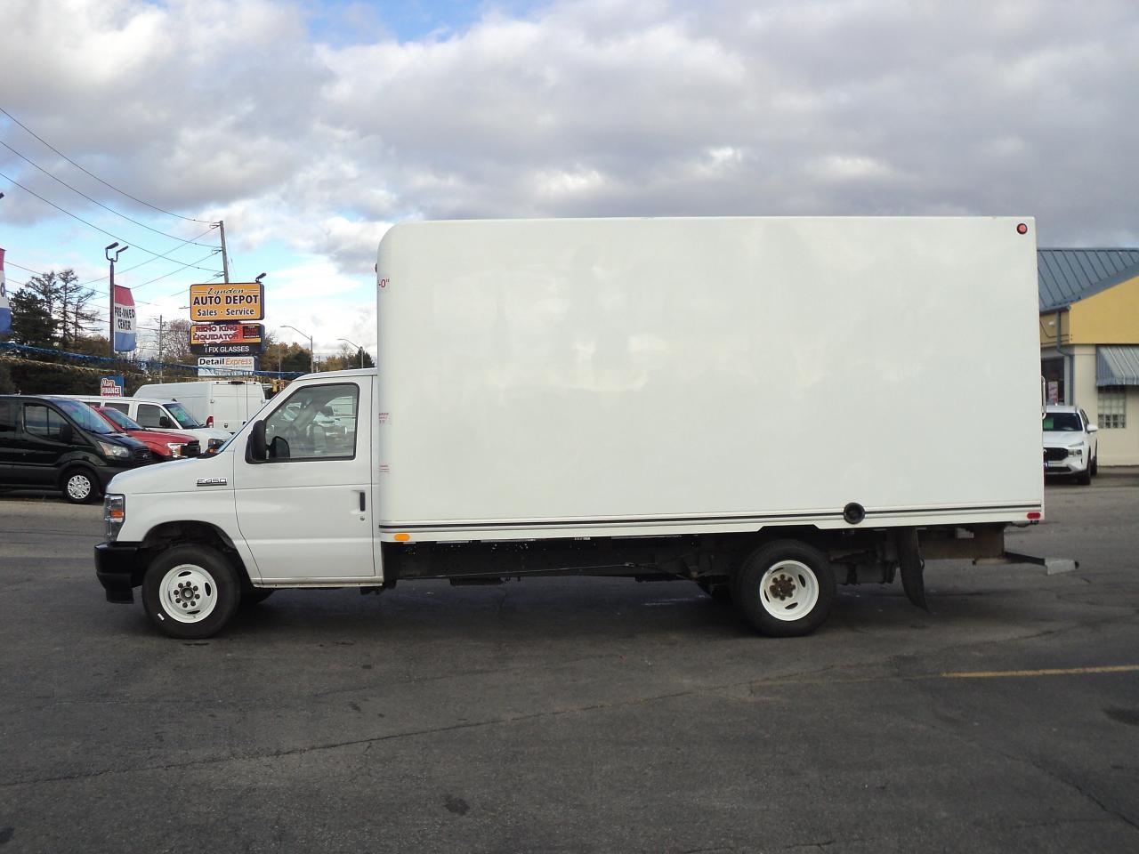 2023 Ford E-Series Cutaway E-450 CubeVan 7.3L8cylGas DRW 176" WB Photo3