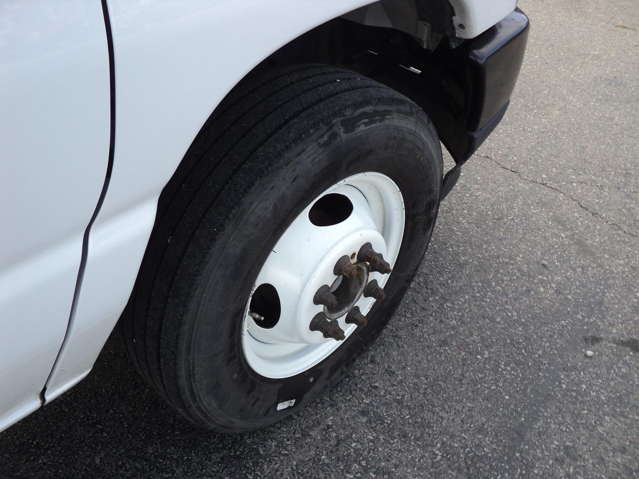 2023 Ford E-Series Cutaway E-450 CubeVan 7.3L8cylGas DRW 176" WB - Photo #31