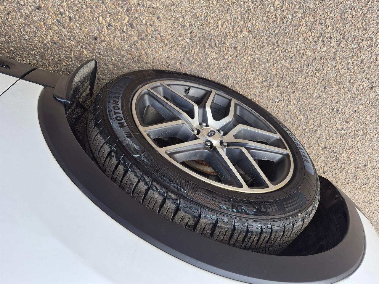 2016 Ford Explorer Sport 4x4 Leather, Sunroof, Remote, BU Cam Nav - Photo #12