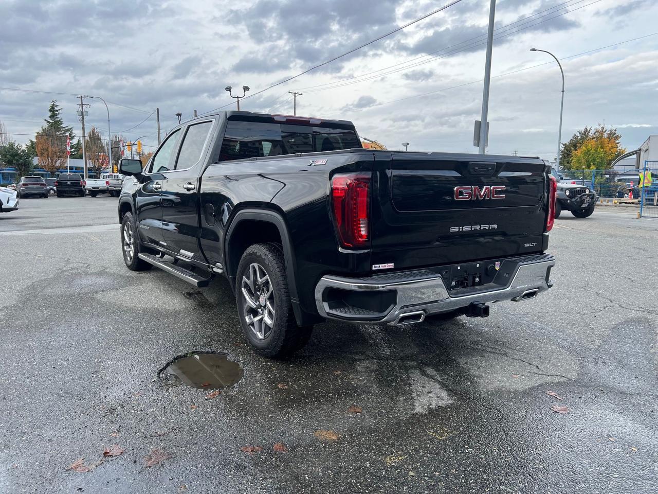 2025 GMC Sierra 1500 4WD Crew Cab 157" SLT Photo5