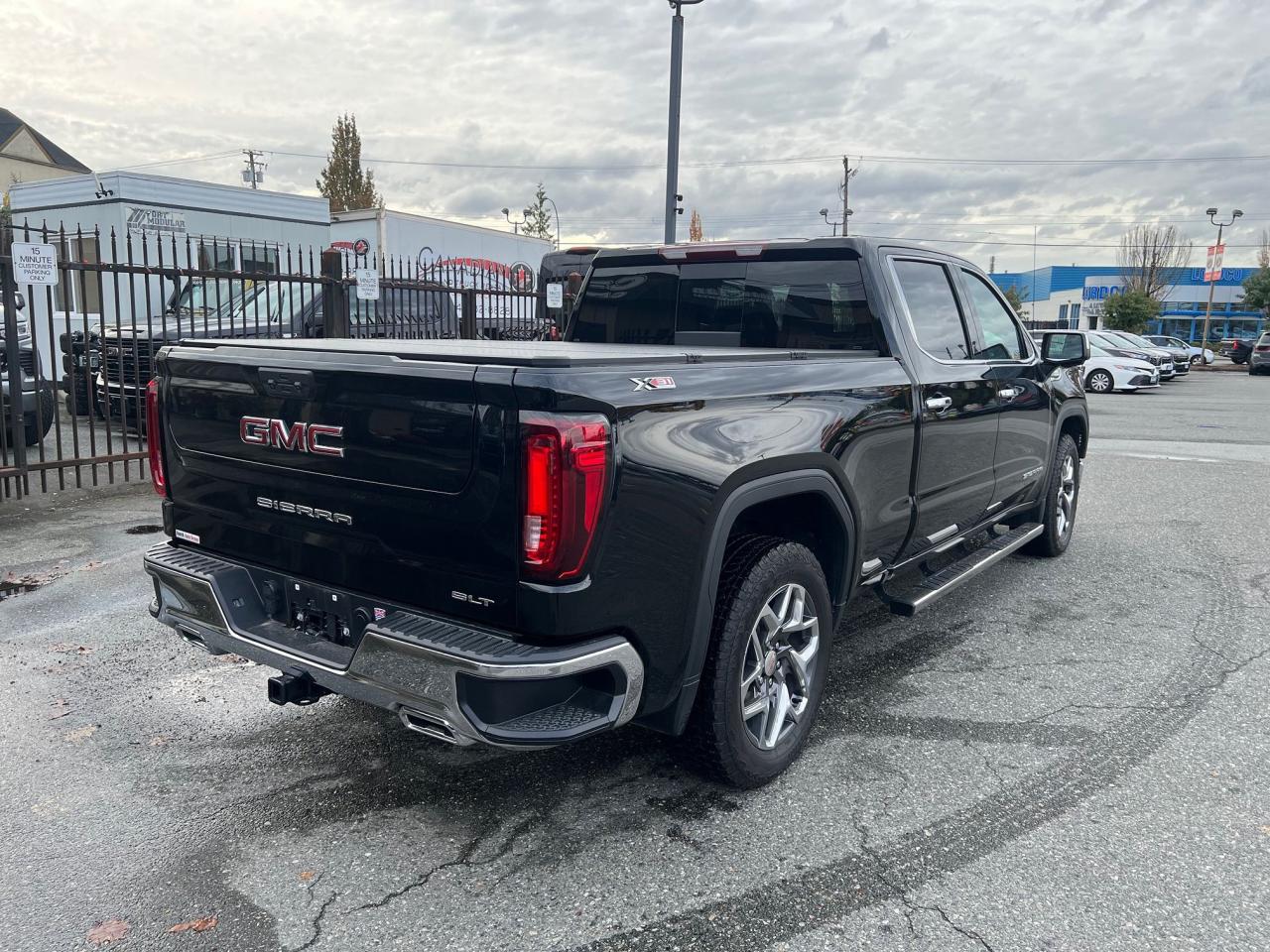 2025 GMC Sierra 1500 4WD Crew Cab 157" SLT Photo8