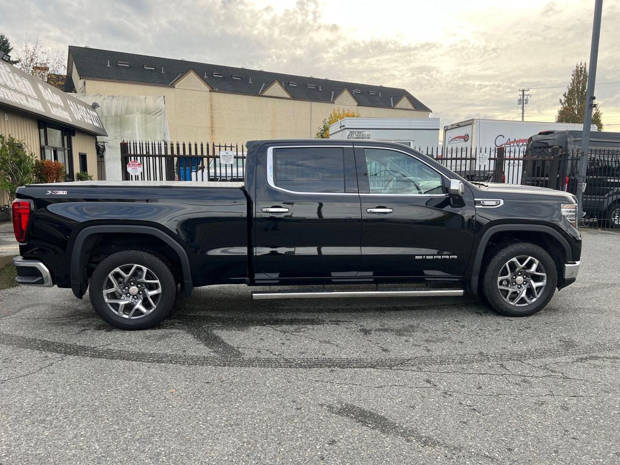 2025 GMC Sierra 1500 4WD Crew Cab 157" SLT Photo26