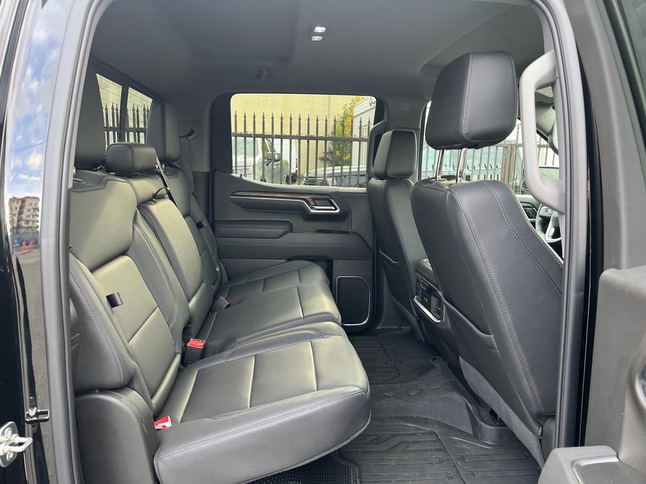 2025 GMC Sierra 1500 4WD Crew Cab 157" SLT Photo11