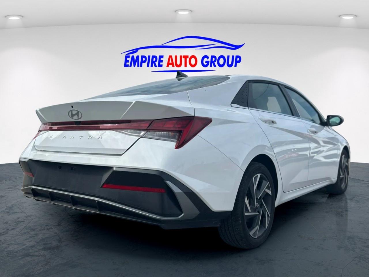 2025 Hyundai Elantra LUX Photo