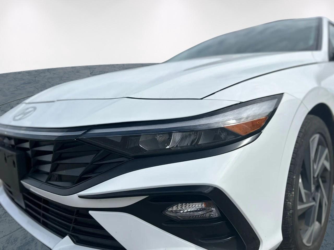 2025 Hyundai Elantra LUX Photo