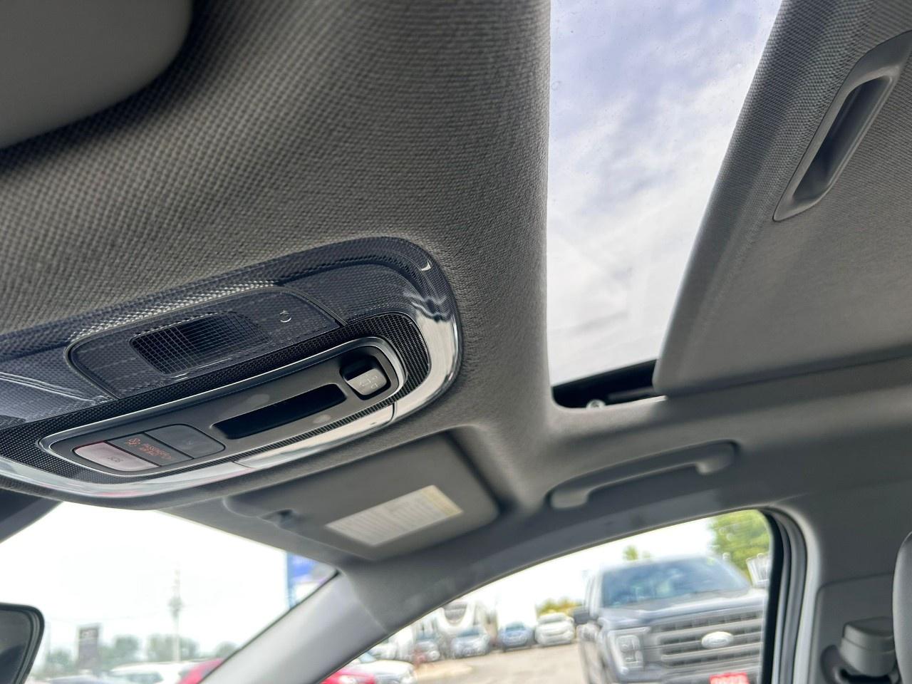 2025 Hyundai Elantra LUX Photo