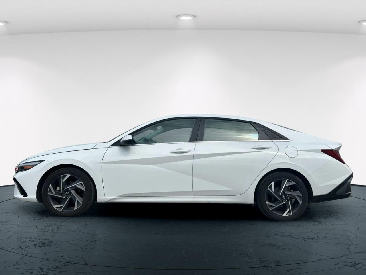 2025 Hyundai Elantra LUX Photo4