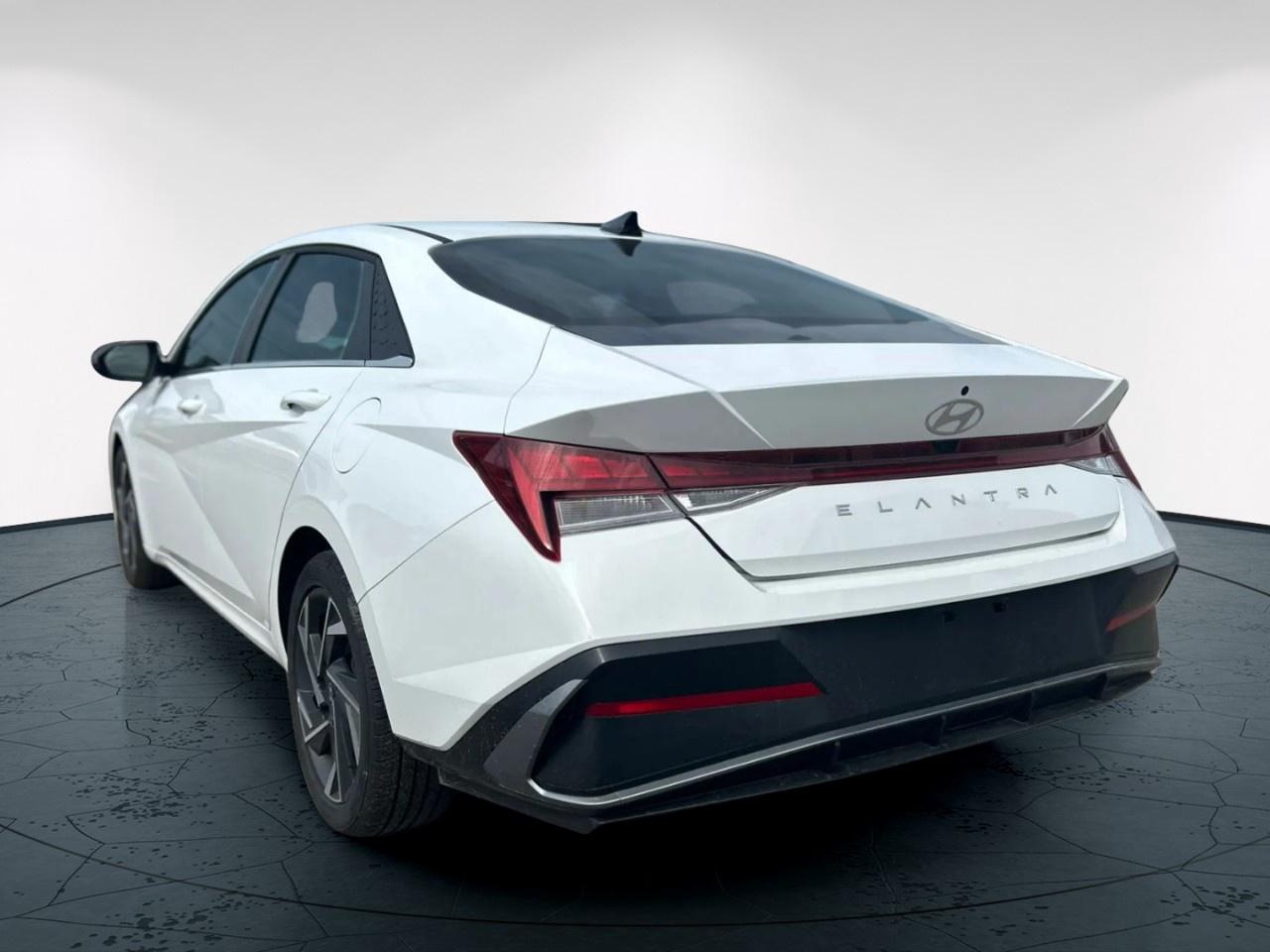 2025 Hyundai Elantra LUX Photo