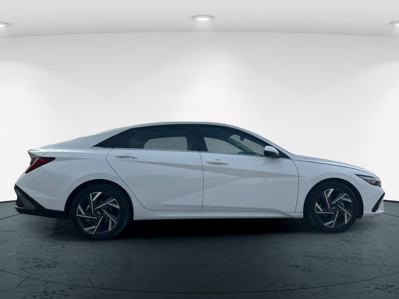 2025 Hyundai Elantra LUX Photo