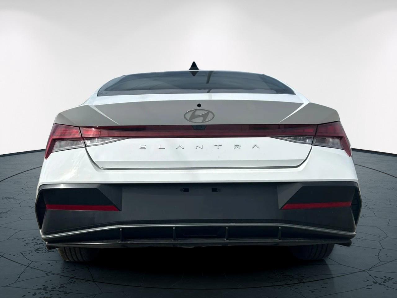 2025 Hyundai Elantra LUX Photo