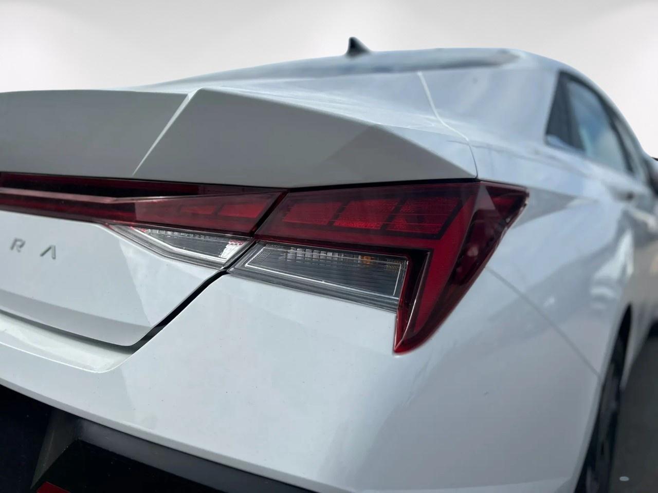 2025 Hyundai Elantra LUX Photo