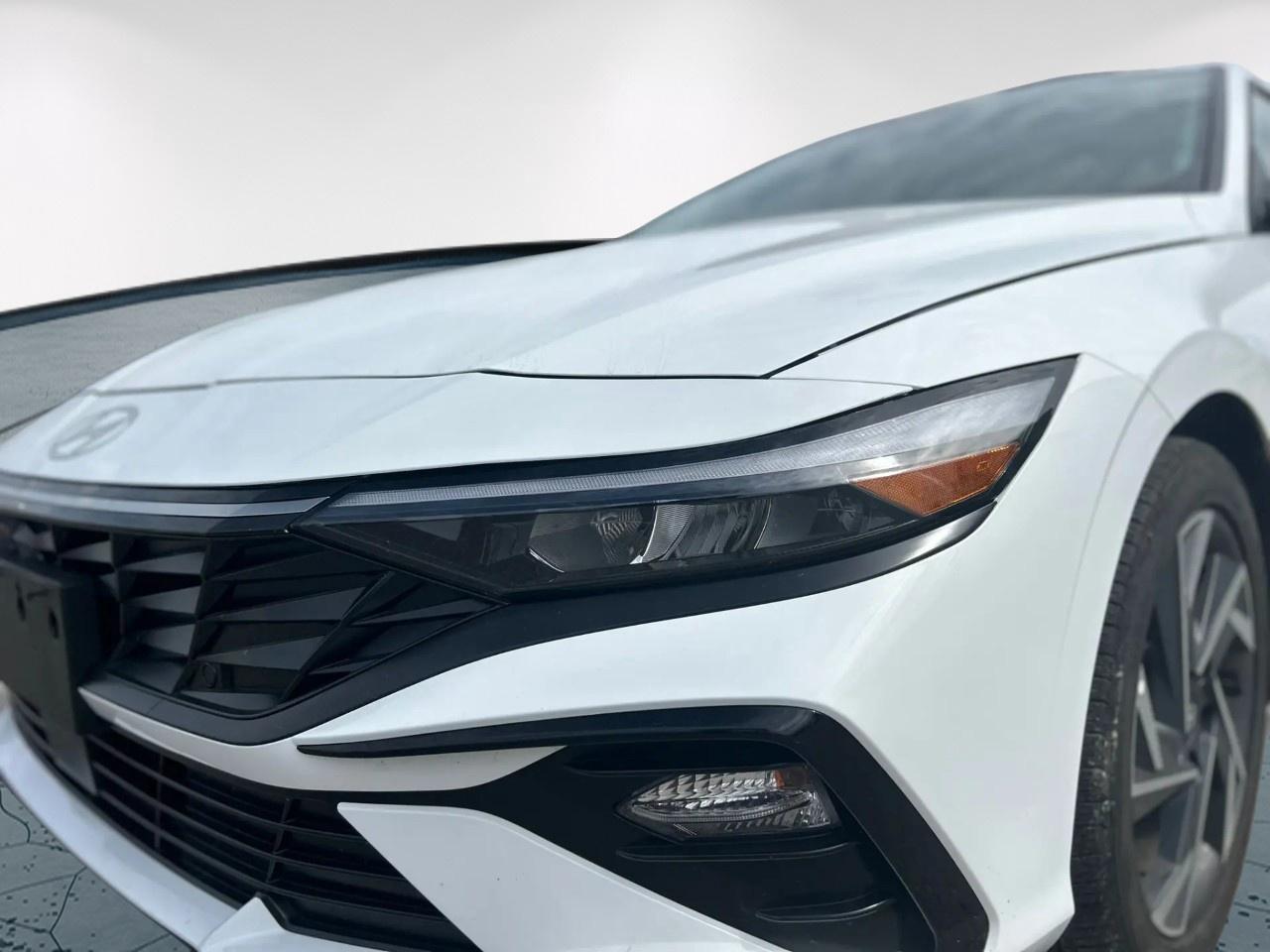 2025 Hyundai Elantra LUX Photo