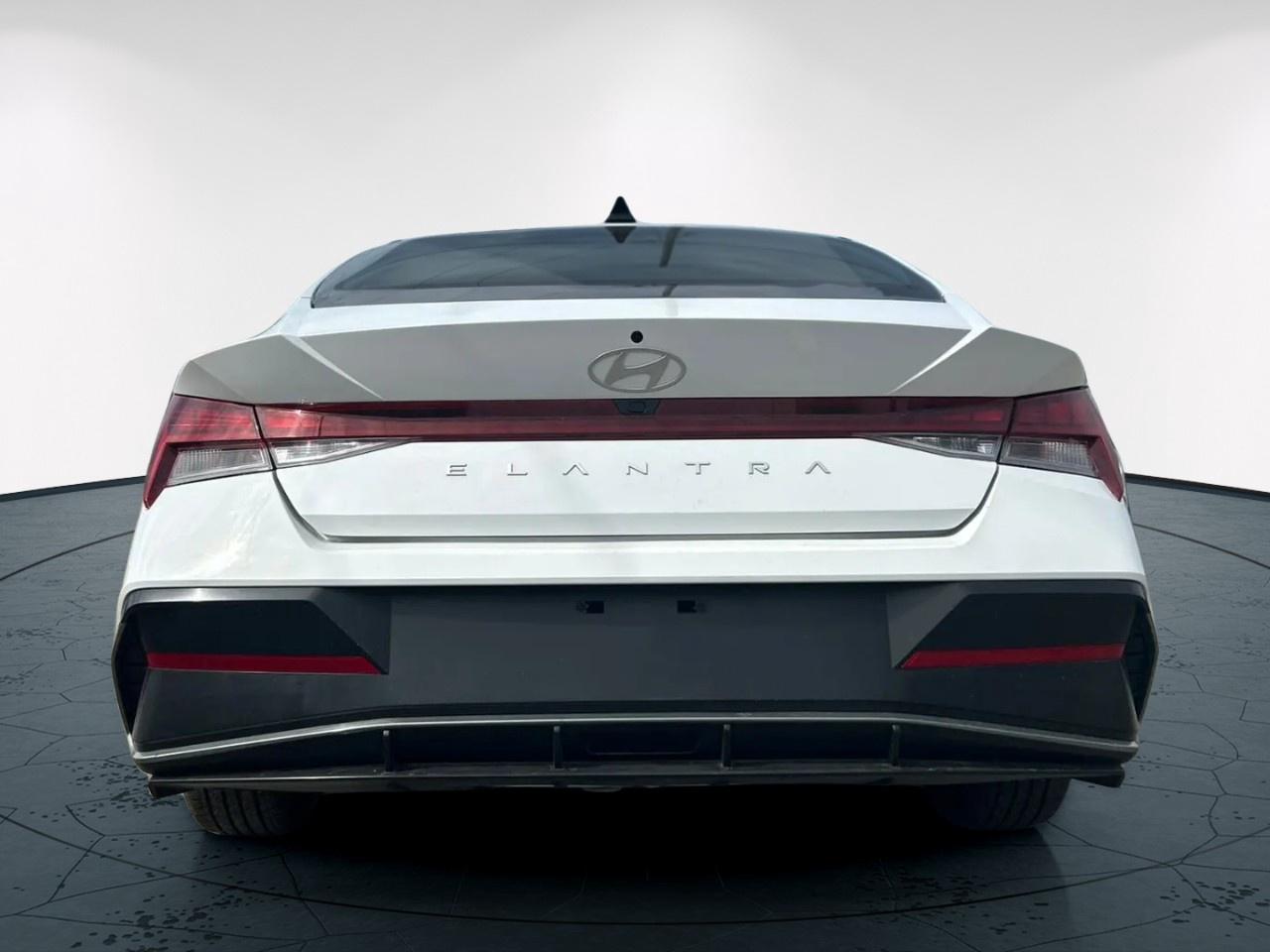 2025 Hyundai Elantra LUX Photo