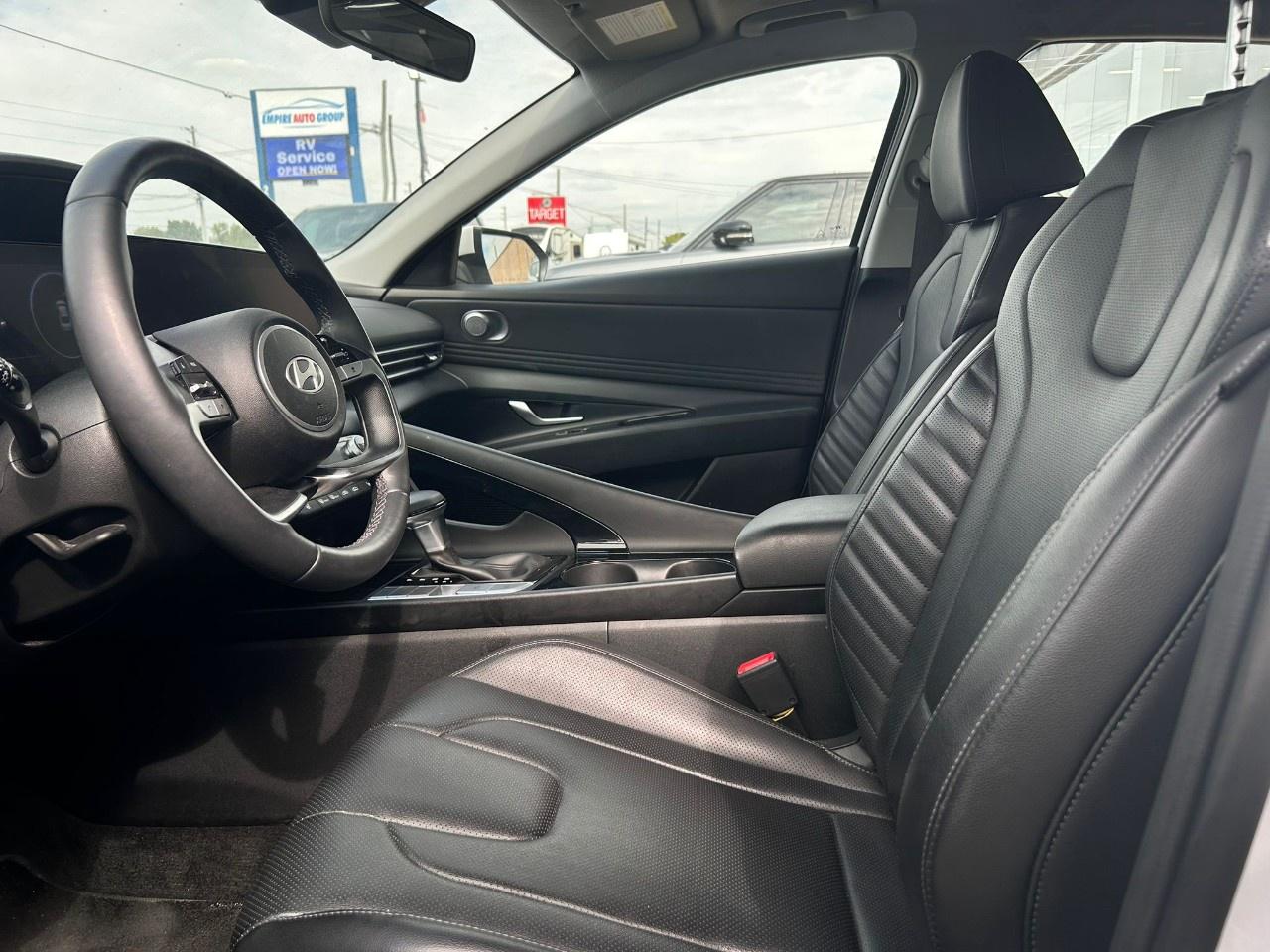 2025 Hyundai Elantra LUX Photo