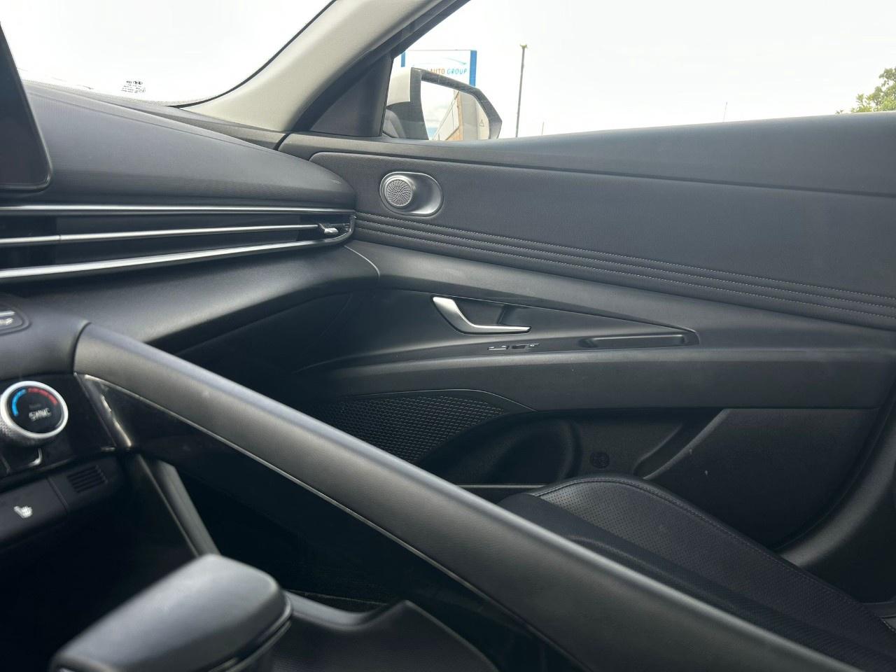 2025 Hyundai Elantra LUX Photo