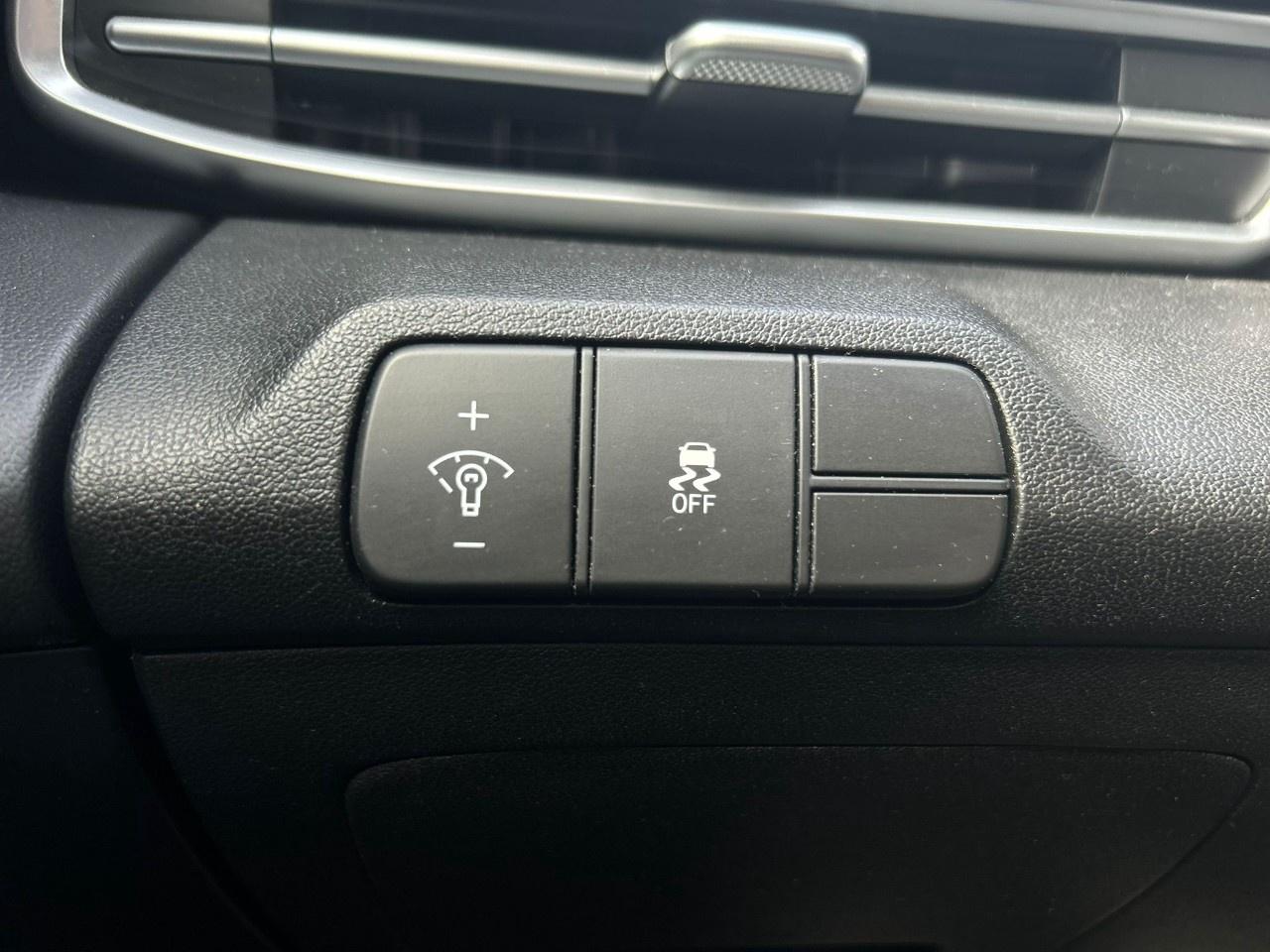 2025 Hyundai Elantra LUX Photo