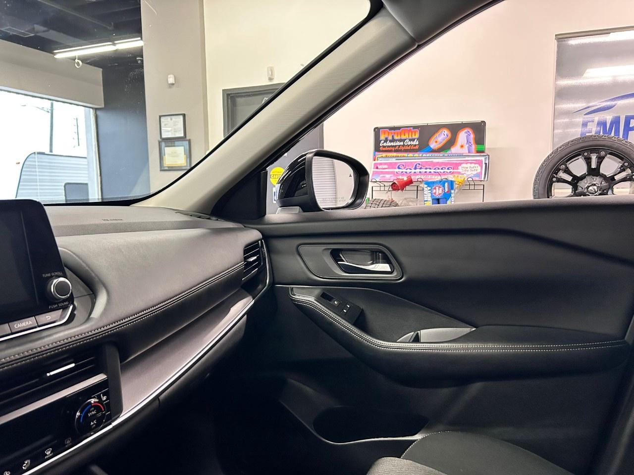 2024 Nissan Rogue SV Photo