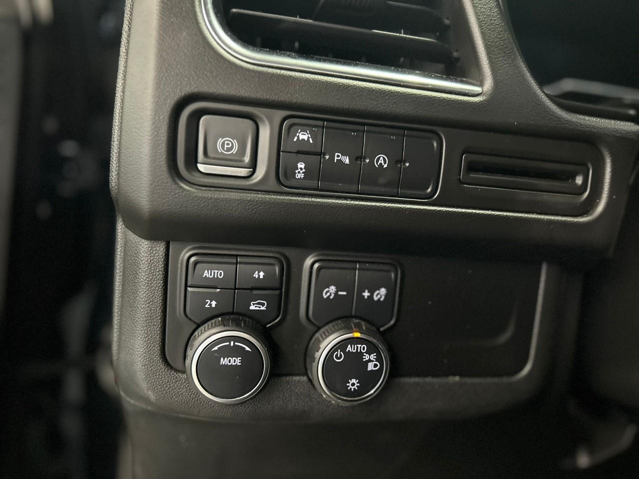 2023 Chevrolet Suburban LT Photo