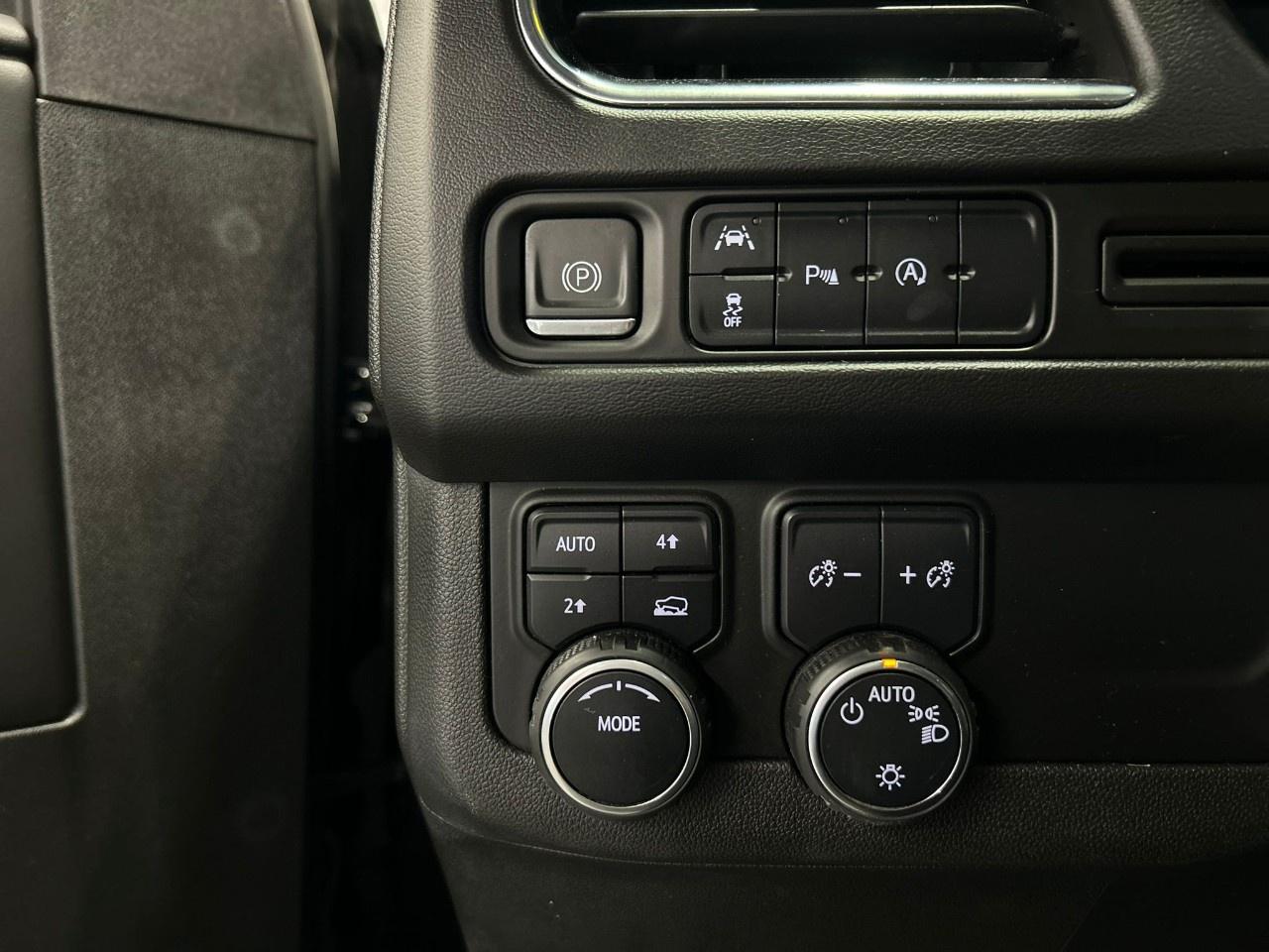 2023 Chevrolet Suburban LT Photo