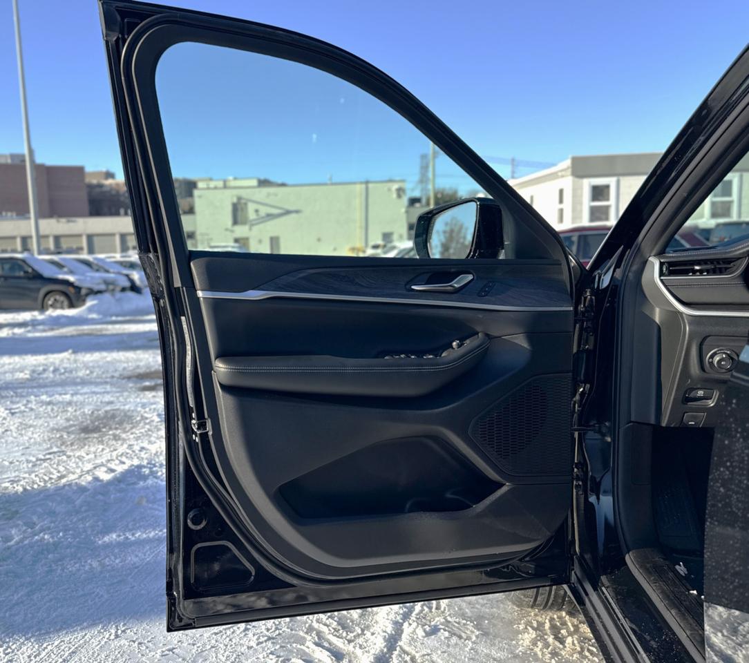 2025 Jeep Grand Cherokee L Limited 4x4 Photo