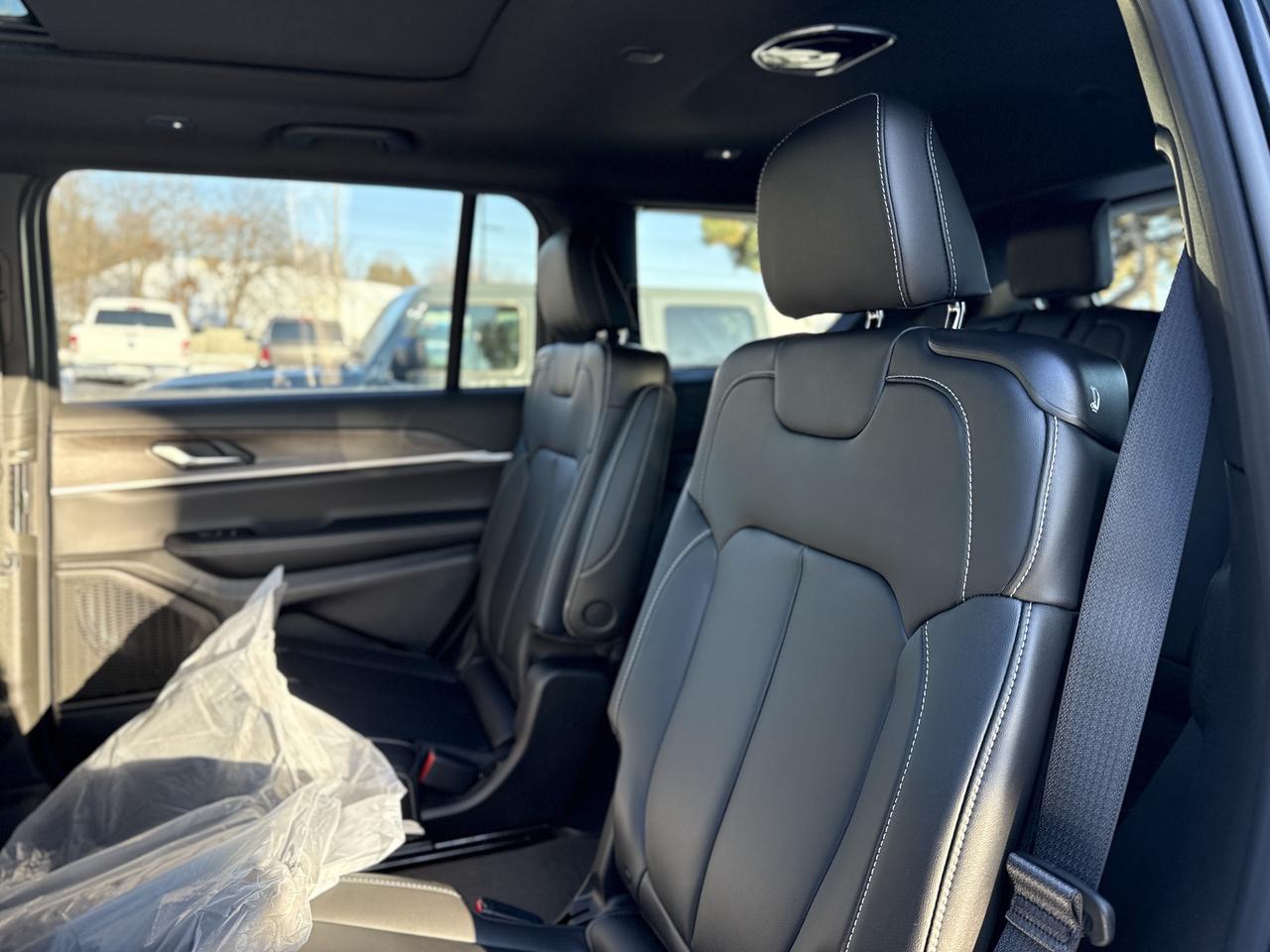 2025 Jeep Grand Cherokee L Limited 4x4 Photo