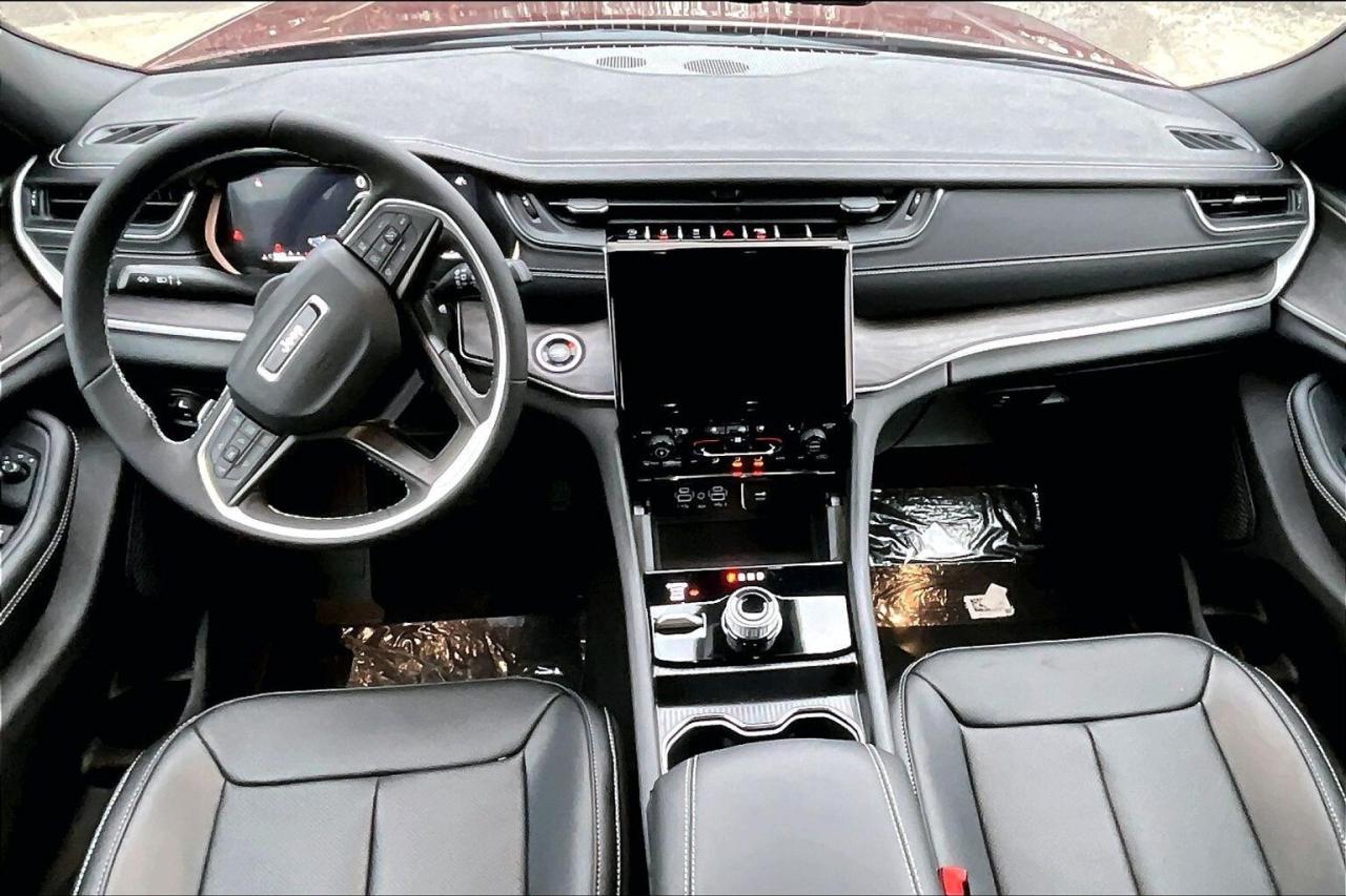 2025 Jeep Grand Cherokee LIMITED | Black App Pkg | Pano Roof | Tow Pkg Photo4