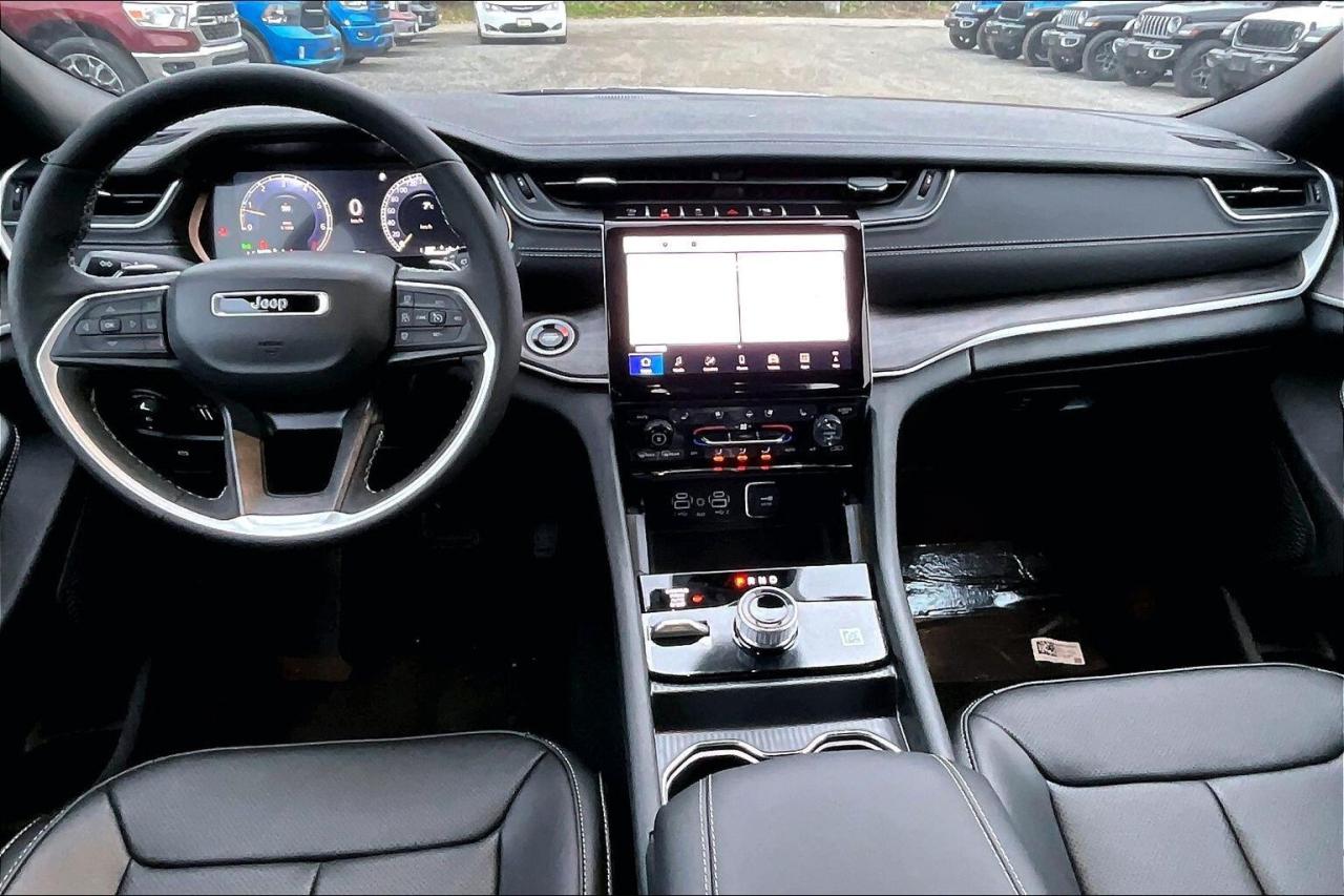2025 Jeep Grand Cherokee LIMITED | Black App Pkg | Pano Roof | Tow Pkg Photo4