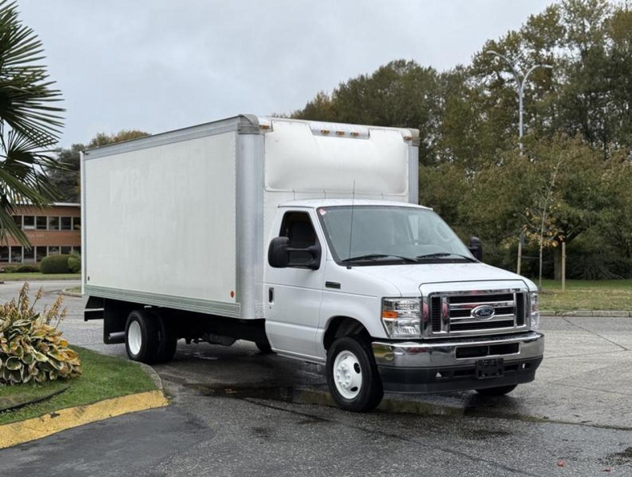 Used 2022 Ford E450 Super Duty 16-Foot Cube Van for sale in Burnaby, BC
