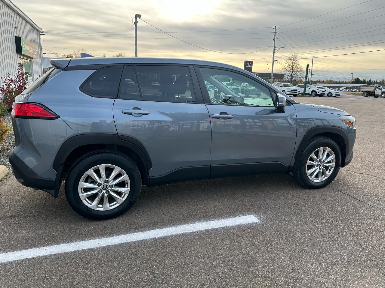 2022 Toyota Corolla Cross LE AWD Photo3