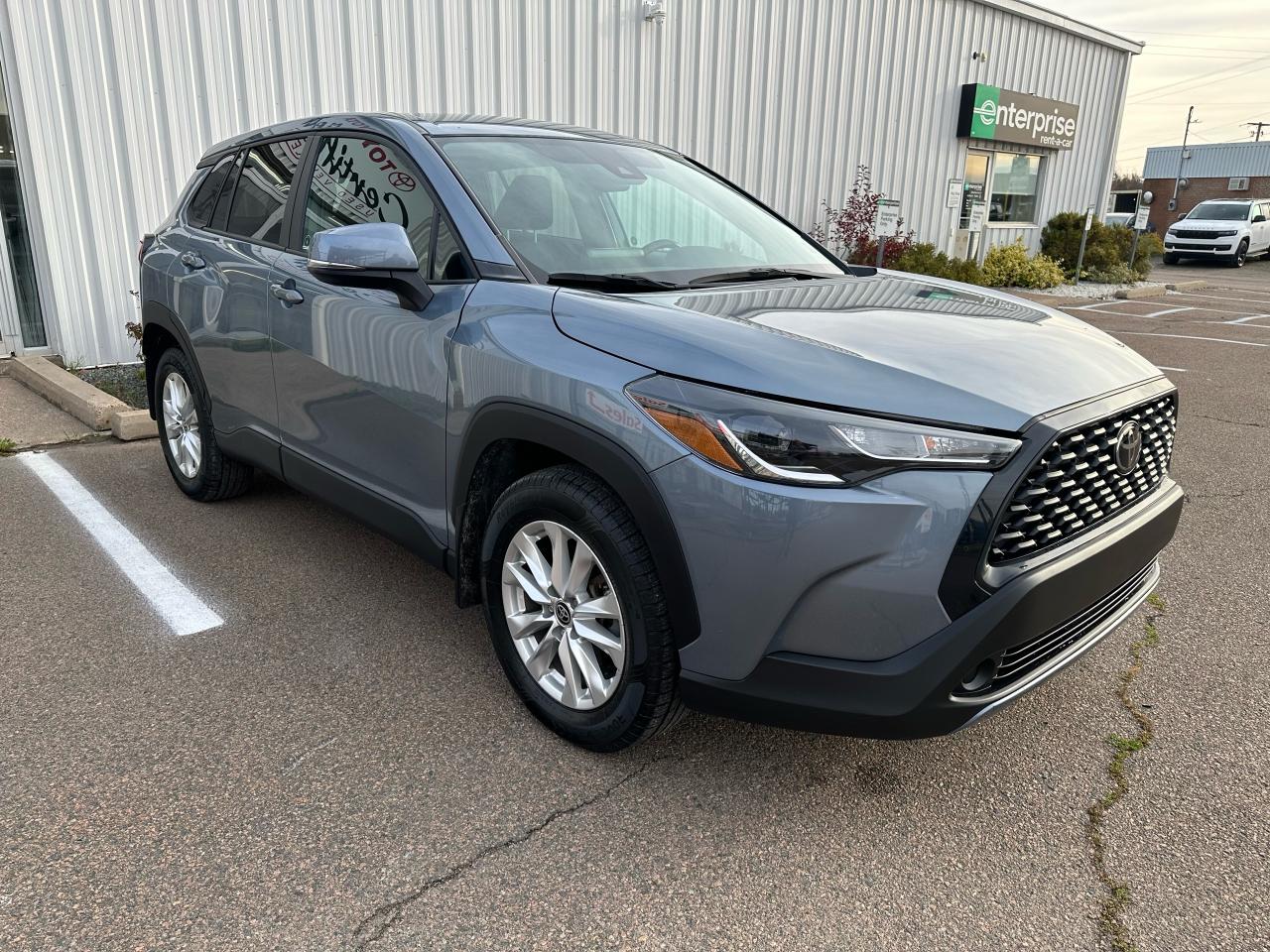 2022 Toyota Corolla Cross LE AWD Photo2