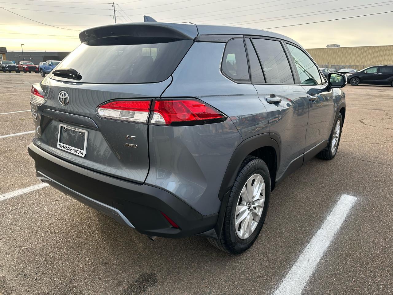 2022 Toyota Corolla Cross LE AWD Photo4