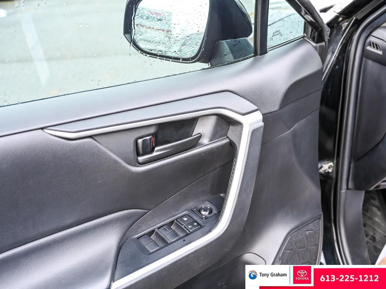 2020 Toyota RAV4 LE Photo