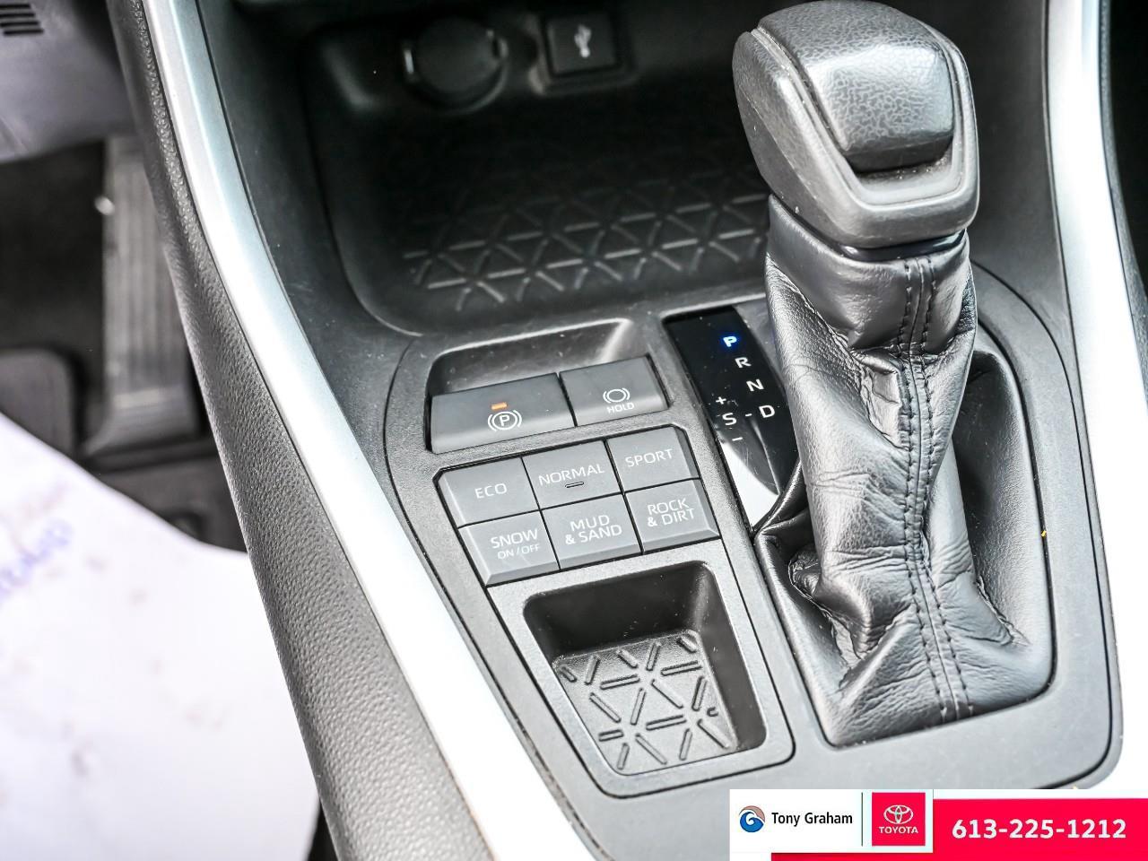 2020 Toyota RAV4 LE Photo