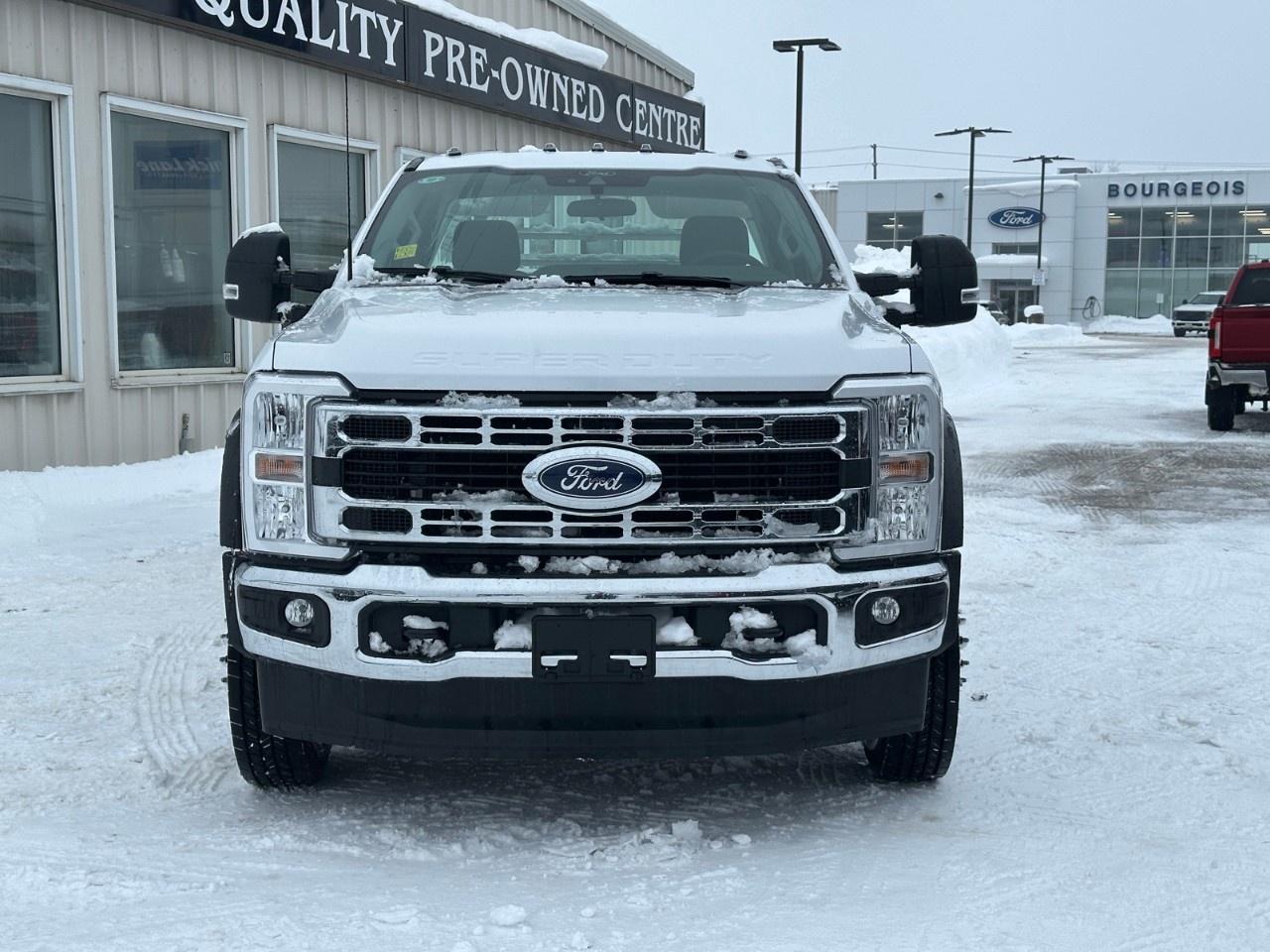 2025 Ford F-550 Super Duty DRW XL 4WD REG CAB 169" WB 84" CA Photo2