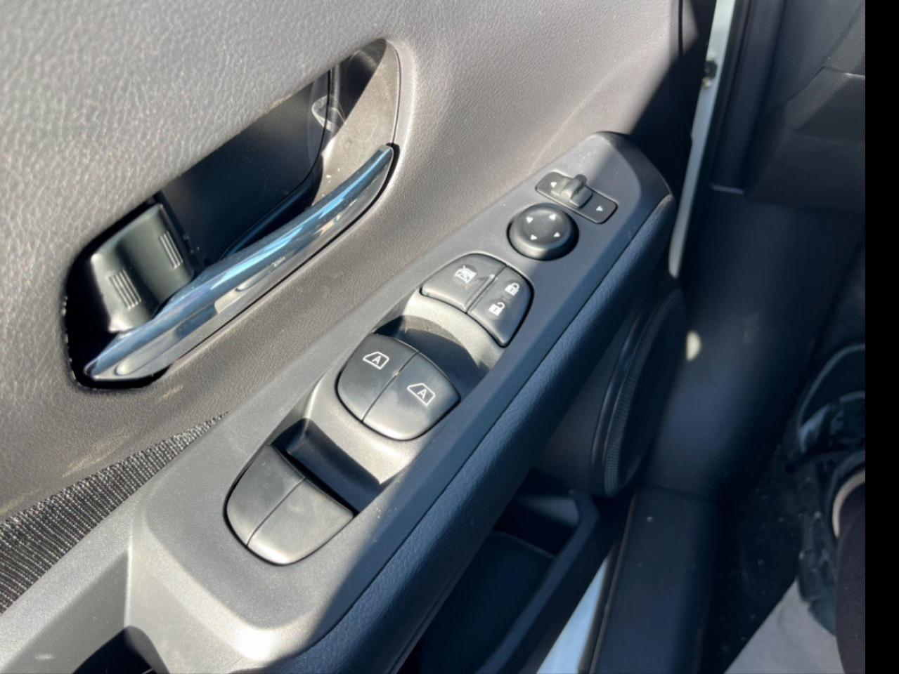 2025 Nissan Kicks Play SV FWD Photo