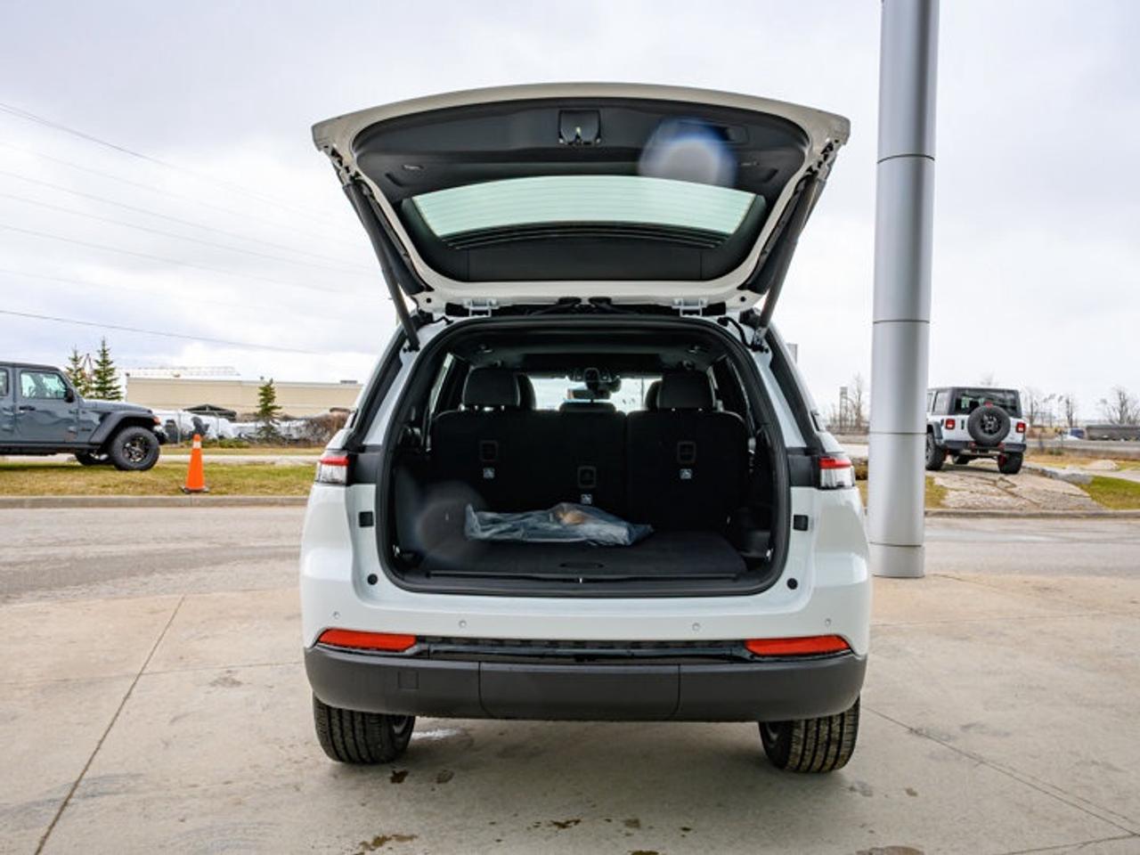 2025 Jeep Grand Cherokee Altitude Photo