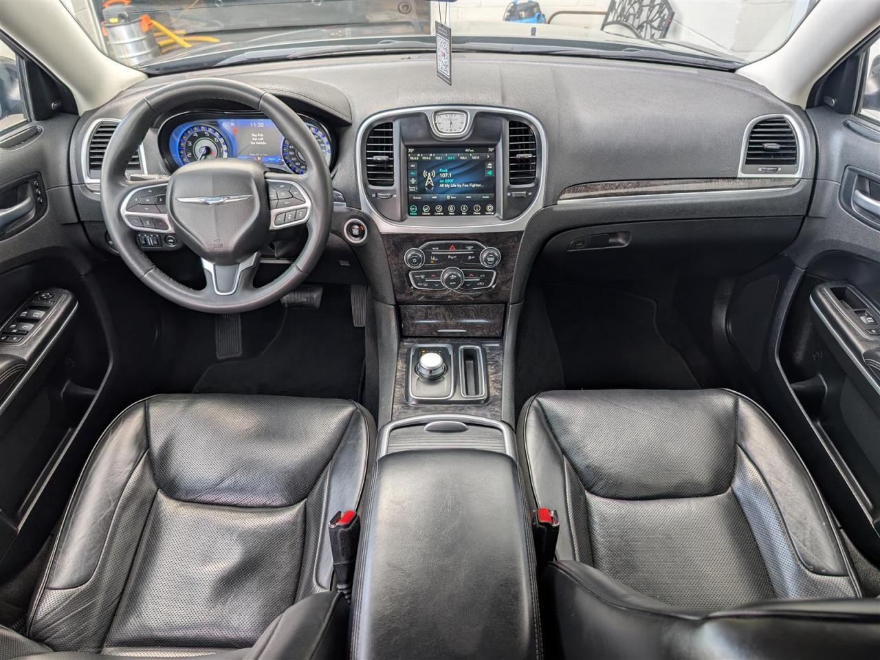 2023 Chrysler 300 TOURING AWD - NAVI - PANO ROOF - LEATHER - TECH FEATS Photo