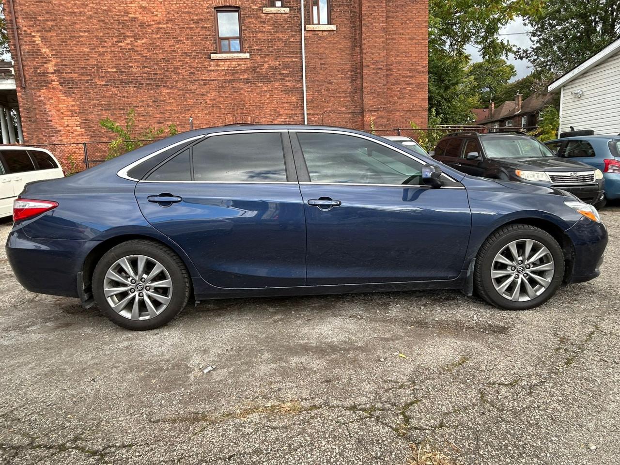 2016 Toyota Camry XLE Photo3