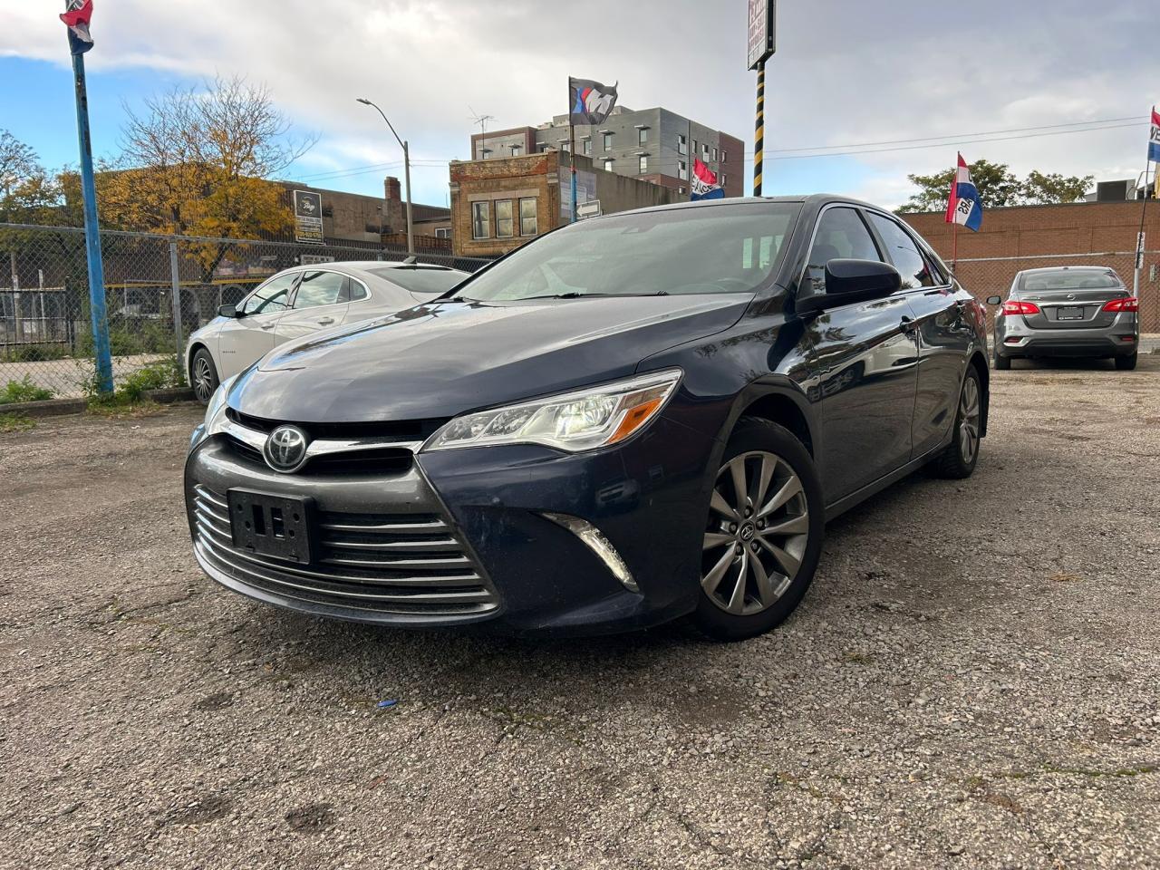 2016 Toyota Camry XLE Photo2