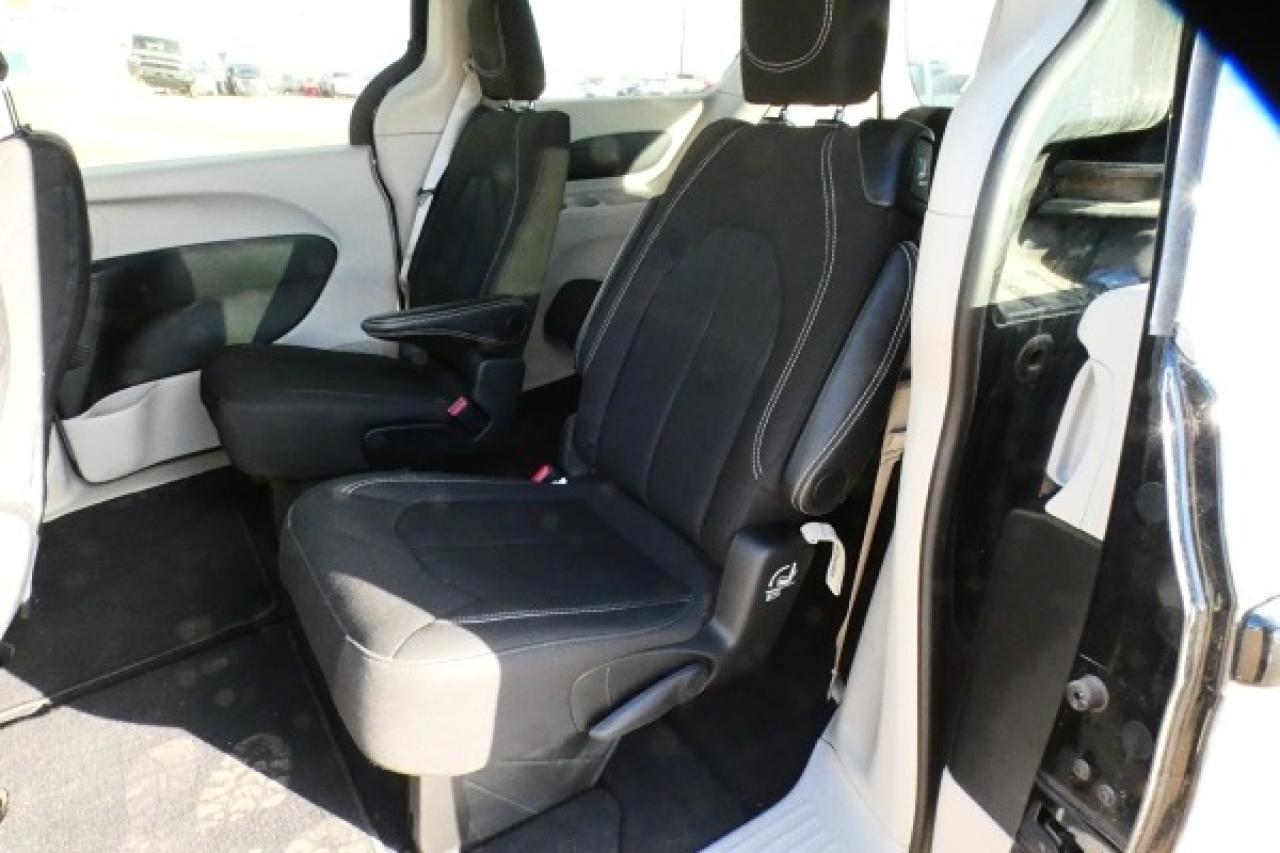 2024 Chrysler Grand Caravan SXT 2WD w/Htd cloth, Htd wheel, NAV, BUC - Photo #11