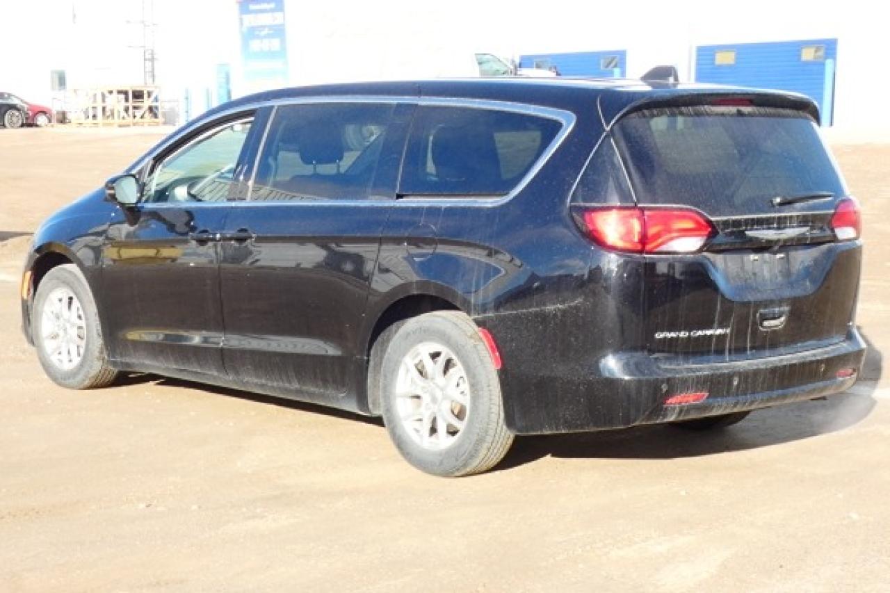 2024 Chrysler Grand Caravan SXT 2WD w/Htd cloth, Htd wheel, NAV, BUC - Photo #8