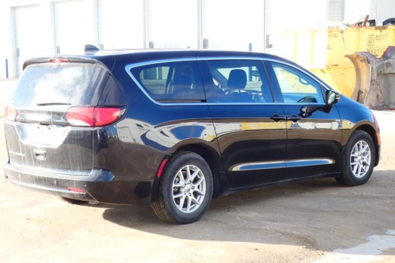 2024 Chrysler Grand Caravan SXT 2WD w/Htd cloth, Htd wheel, NAV, BUC - Photo #6