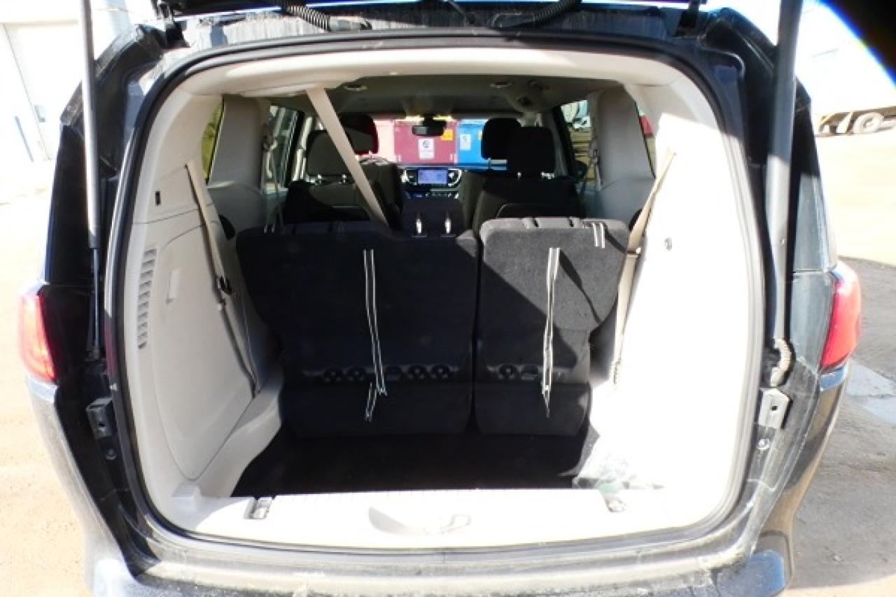 2024 Chrysler Grand Caravan SXT 2WD w/Htd cloth, Htd wheel, NAV, BUC - Photo #9