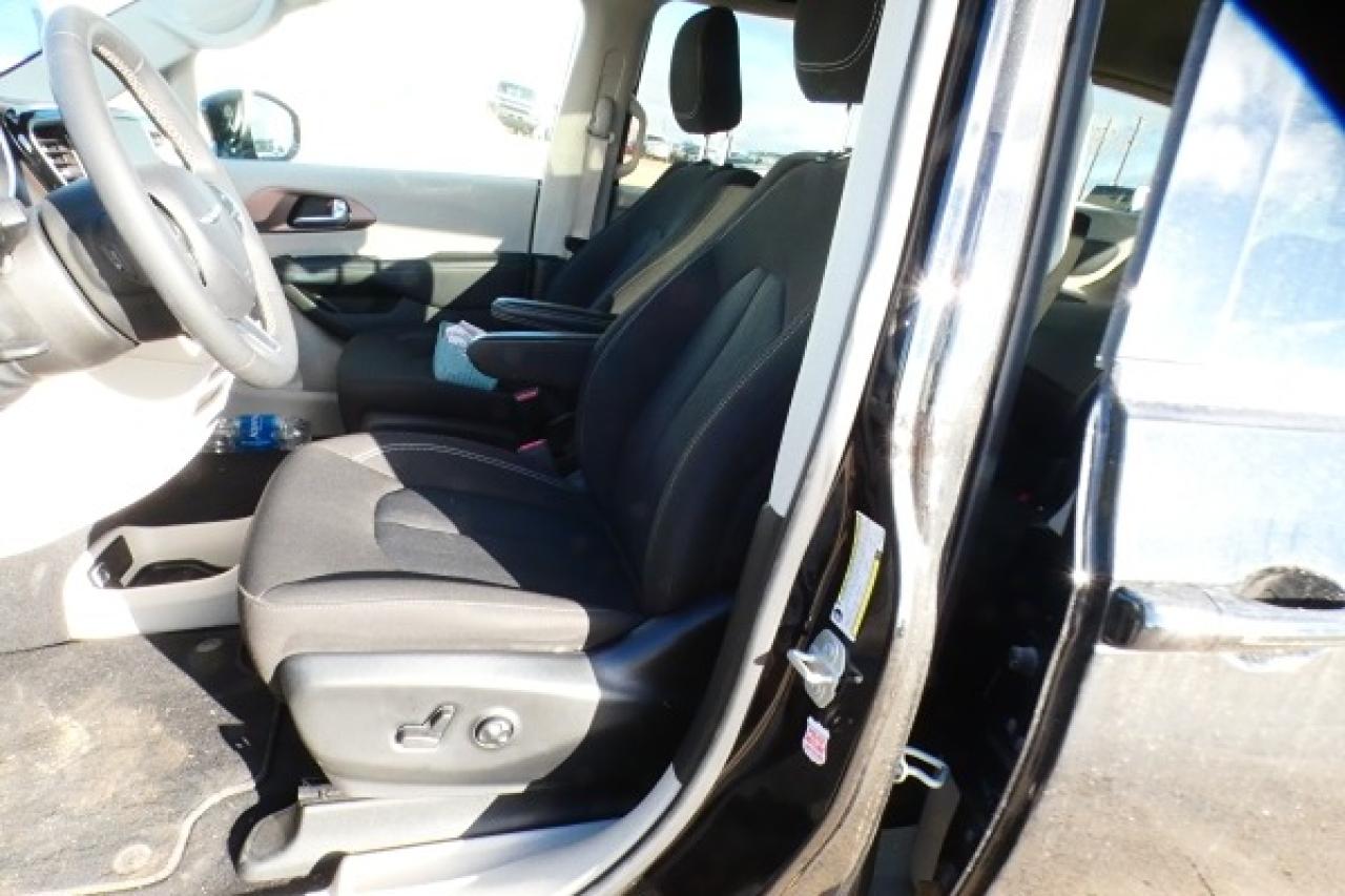 2024 Chrysler Grand Caravan SXT 2WD w/Htd cloth, Htd wheel, NAV, BUC - Photo #12