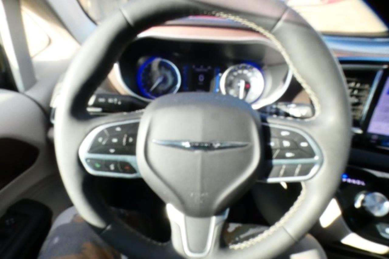 2024 Chrysler Grand Caravan SXT 2WD w/Htd cloth, Htd wheel, NAV, BUC - Photo #14