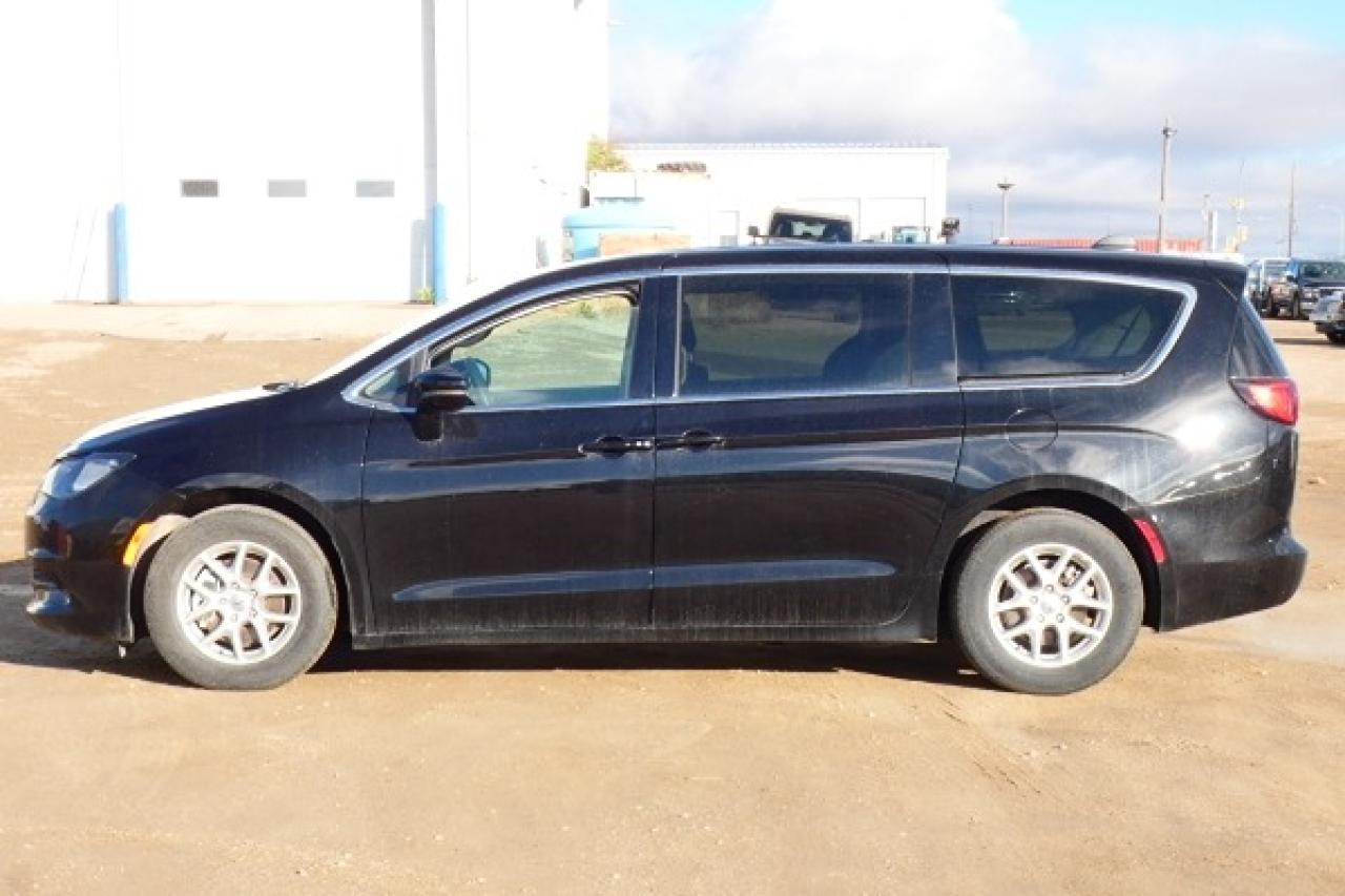 2024 Chrysler Grand Caravan SXT 2WD w/Htd cloth, Htd wheel, NAV, BUC