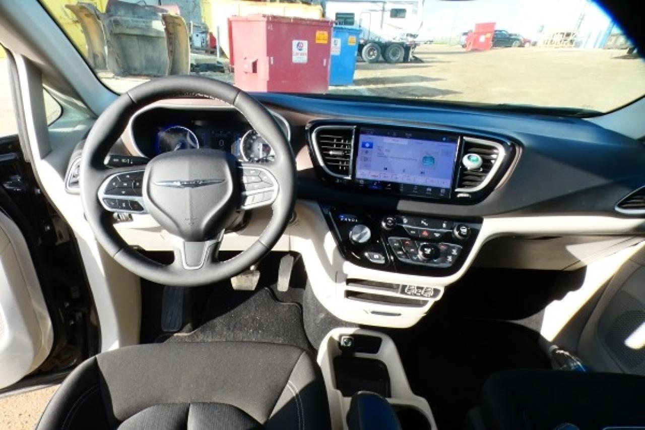 2024 Chrysler Grand Caravan SXT 2WD w/Htd cloth, Htd wheel, NAV, BUC - Photo #13