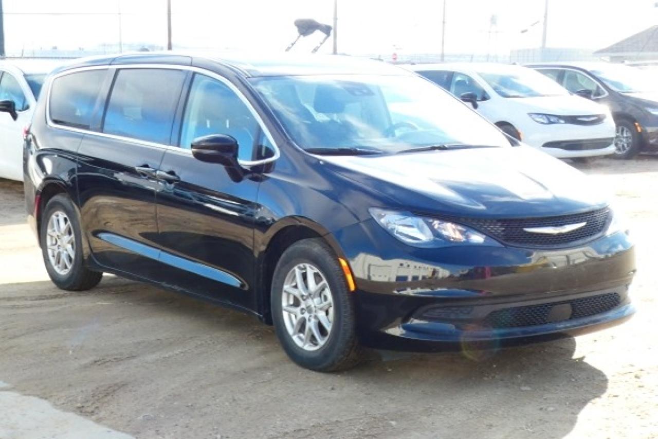 2024 Chrysler Grand Caravan SXT 2WD w/Htd cloth, Htd wheel, NAV, BUC - Photo #4