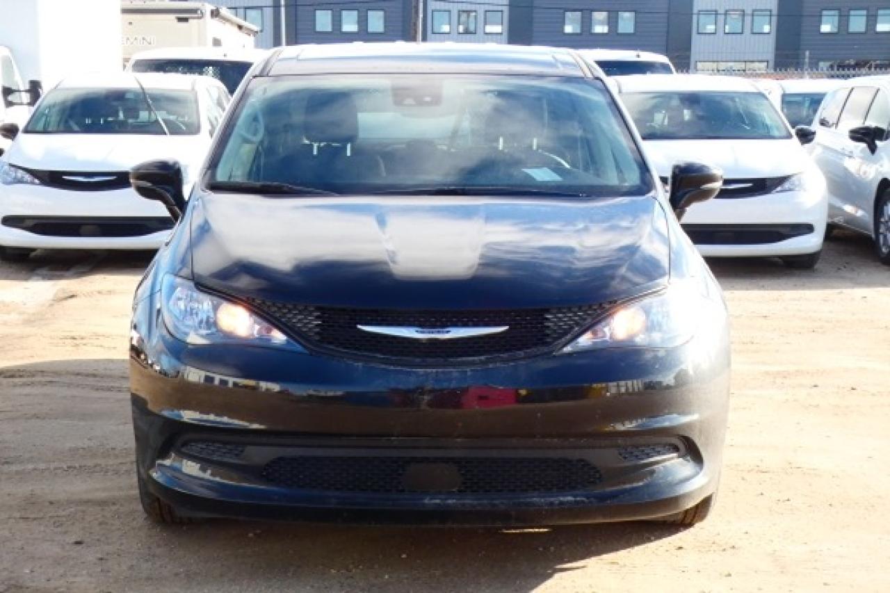 2024 Chrysler Grand Caravan SXT 2WD w/Htd cloth, Htd wheel, NAV, BUC - Photo #3