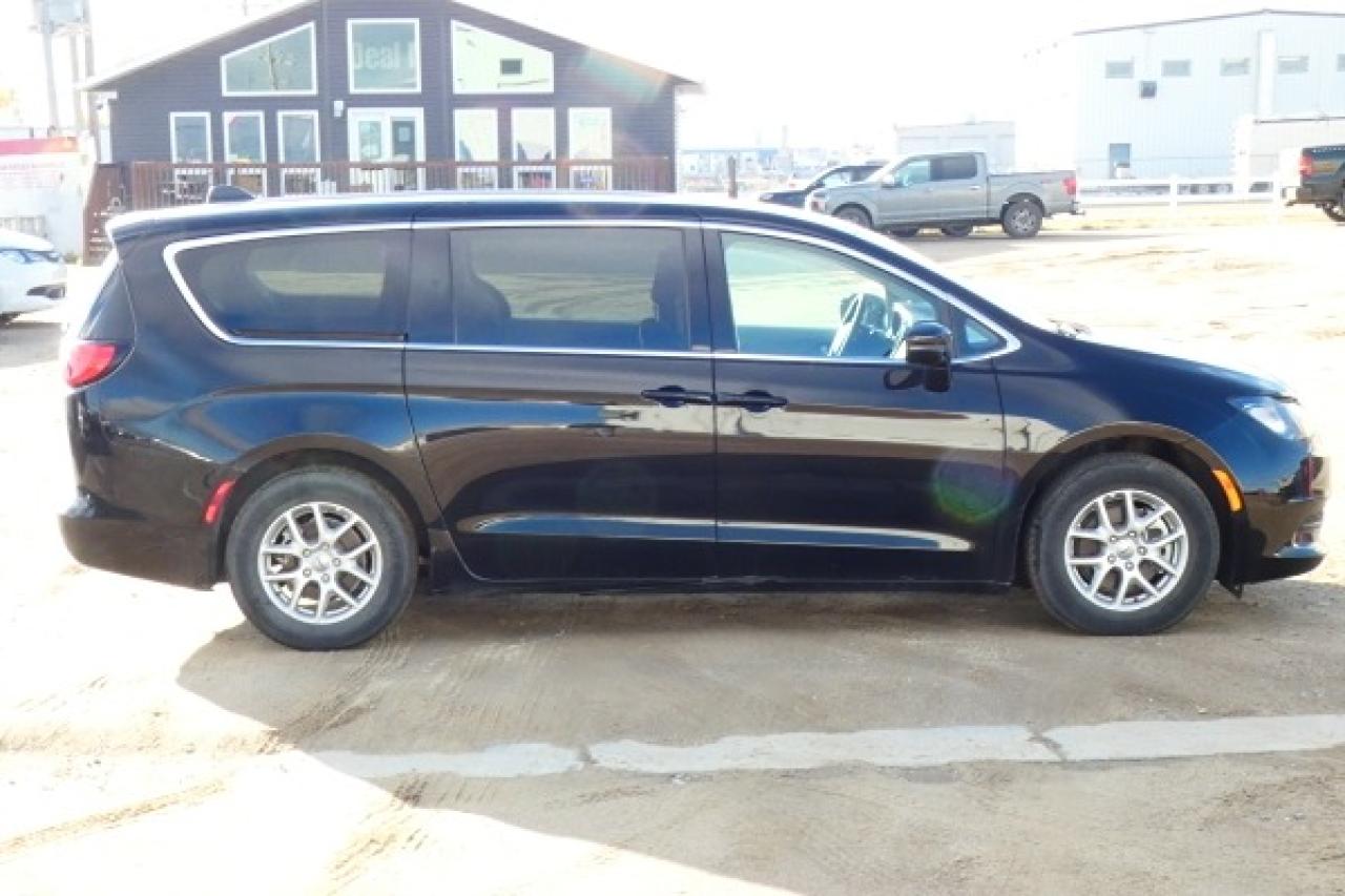 2024 Chrysler Grand Caravan SXT 2WD w/Htd cloth, Htd wheel, NAV, BUC - Photo #5